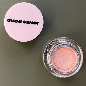 Jones Road eye shadow - Linen